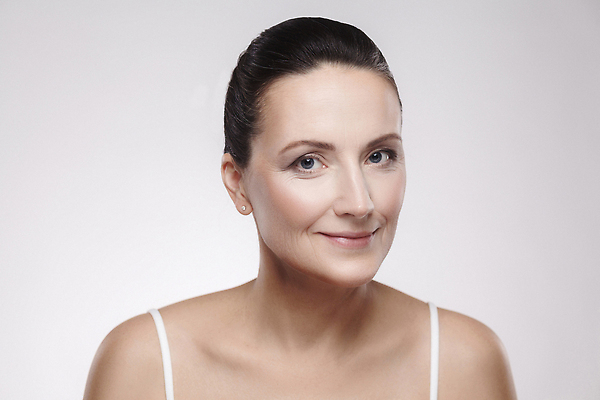 포토 JPG 해외이미지 스튜디오촬영 백인 모델 응시 여자 얼굴 중년 신체 회색배경 실내 건강 한명 성인 뷰티 건강관리 상점 스파 화장품 흰색 신선 주름 매끈함 은퇴 소중 피부 크림 순수 피부관리 부드러움 반대 내추럴 순서 리프팅 바디케어 옛날 위생관리 해외202310 해외포토 서양인 1 시선 컬러 백그라운드 컨셉 관리 사람 내부 신체부위 회색 감각 파일형식