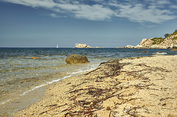 포토 JPG 해외이미지 구름 유럽 모래 바다 섬 여행 자연 하늘 휴가 휴식 풍경 해변 사람없음 야외 초록색 물 여름 파란색 컬러풀 햇빛 태양 뷰티 맑음 이탈리아 흰색 만 지중해 암초 터키석 파라다이스 해외202310 해외포토 자연요소 계절 나라 컬러 컨셉 날씨 보석 생태계 파일형식