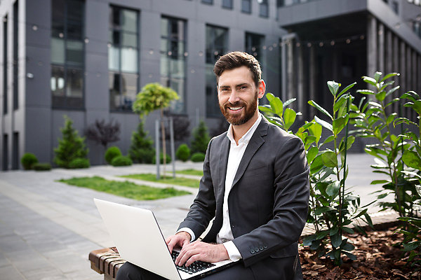포토 JPG 해외이미지 직업 학생 응시 교육 행복 셔츠 비즈니스 사업가 자연 성공 휴식 대화 한명 미소 야외 노트북 학습 컴퓨터 독서 상점 공책 관찰 타이핑 기록 작업 자신감 이메일 연결 스마트 검색 상담 경영자 대학교 와이파이 전자 긍정 온라인 전자상거래 경영 단절 소셜 소프트웨어 프리랜서 해외202310 해외포토 1 시선 감정 컨셉 상의 학교 모션 문구용품 표정 말하기 사람 전자제품 리더 생태계 무선인터넷 파일형식