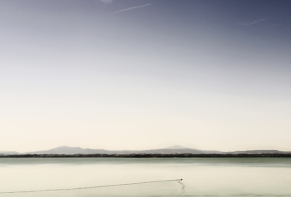 포토 JPG 해외이미지 유럽 호수 스포츠 바다 여행 백그라운드 요트 자연 하늘 휴가 휴식 항해 풍경 사람없음 야외 물 파란색 햇빛 반사 이탈리아 낭만 보트 네비게이션 뱃놀이 카피스페이스 해외202310 해외포토 자연요소 나라 컬러 컨셉 배_교통 태양 전통놀이 공백 생태계 파일형식