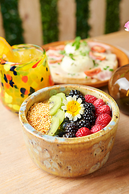 포토 JPG 해외이미지 음식 과일 딸기 건강 사람없음 사발 아침식사 블루베리 산딸기 꿀 블랙베리 요거트 내추럴 오트밀 해외202310 해외포토 유제품 식사 사기그릇 파일형식 귀리