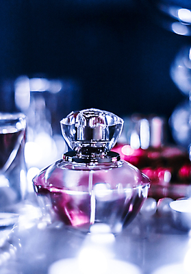 포토 JPG 해외이미지 유리 사람없음 파란색 투명 분위기 고급 향수 보케 향수병 해외202310 해외포토 컬러 컨셉 재질 화장품 병_담는 파일형식