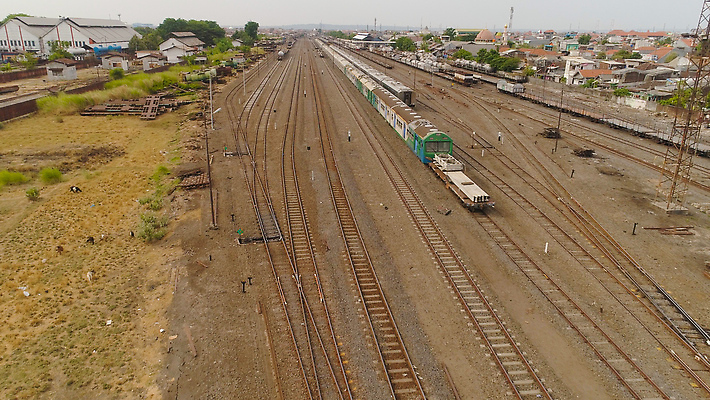 포토 JPG 해외이미지 아시아 여행 교통시설 사람 동양인 사람없음 건물 기찻길 기차 도시 역 인도네시아 승객 단상 조감도 해외202310 해외포토 건축물 나라 육상교통 교통 대중교통 인종 시설 파일형식