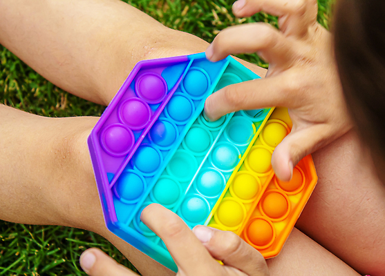 포토 JPG 해외이미지 손 휴식 신체부위 장난감 누름 즐거움 무지개색 푸시팝 해외포토 감정 컨셉 모션 사람 컬러풀 파일형식