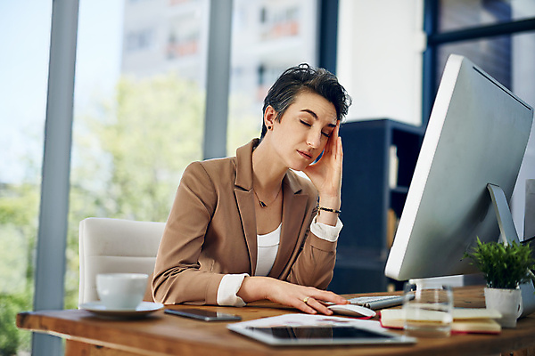 포토 JPG 해외이미지 여자 화분 화초 커피 창문 책장 스트레스 피곤 한명 앉기 상반신 성인 옆모습 스마트폰 태블릿 사무실 모니터 눈감음 기댐 키보드 마우스 졸음 커피잔 책상 성인여자한명만 해외202310 해외포토 식물 1 감정 음료 뷰포인트 가구 컨셉 비즈니스 모션 잔 사람 전자제품 핸드폰 스마트기기 컴퓨터 컴퓨터용품 여자한명만 성인여자만 파일형식