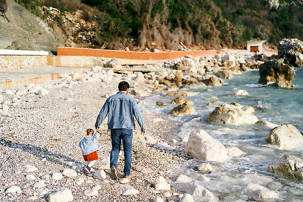 포토 JPG 해외이미지 백인 손 옷 딸 무기 어린이 바다 2 가족 관계 자연 함께함 사랑 풍경 정장 해변 야외 두명 물 뷰티 유행 걷기 귀여움 산책 조약돌 잡기 아빠 옷입기 해외202310 해외포토 자연요소 서양인 감정 컨셉 모션 휴식 사람 신체부위 돌_바위 생태계 파일형식