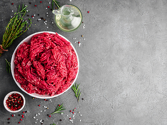 포토 JPG 해외이미지 그릇 백그라운드 사람없음 빨간색 신선 올리브오일 소금 후추 로즈메리 다짐육 해외202310 해외포토 식기 컬러 육류 기름_음식 허브 향신료 파일형식