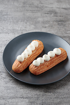 포토 JPG 해외이미지 접시 사람없음 공백 두개 크림 에클레어 해외202310 해외포토 식기 2 디저트 파일형식