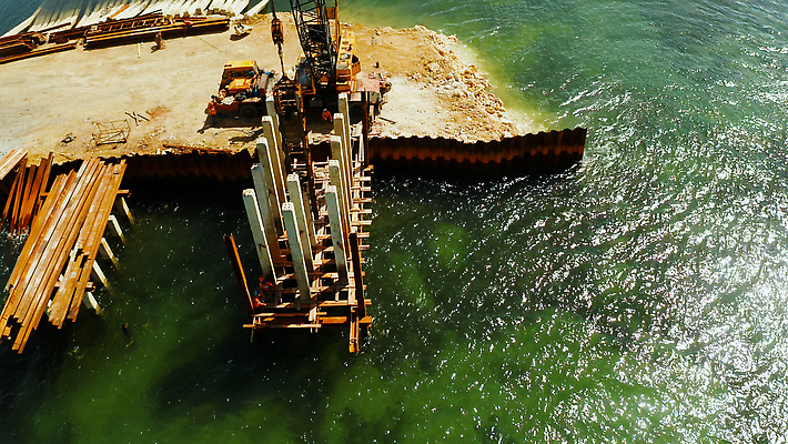 포토 JPG 해외이미지 산업 도로 바다 여행 건축양식 교통시설 노동자 풍경 사람없음 야외 물 강 쌓기 금속 기계 장비 건설현장 기둥 만 업무 망치 땅 기중기 공학 건너기 랜드마크 조감도 철강 콘크리트 해외202310 해외포토 자연요소 직업 교육 건축 길 교통 모션 재질 건설업 공구 작업 중장비 시설 파일형식