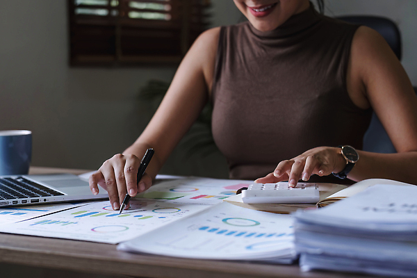 포토 JPG 해외이미지 직업 손 종이 백그라운드 컨셉 비즈니스 그래프 한명 사람 금융 경제 노트북 컴퓨터 사무실 자료 계산기 비즈니스맨 수학 계산 계획 책상 분석 보고서 경영자 문서 투자 회계 계좌 관리자 세금 수입 예산 프로젝트 회계사 해외202310 해외포토 1 남자 가구 교과목 문구용품 신체부위 전자제품 장비 직장인 리더 파일형식