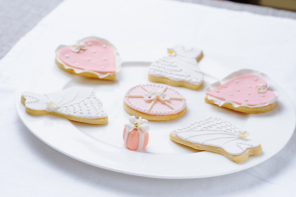 포토 JPG 해외이미지 모양 접시 기념일 꽃 음식 분홍색 결혼 백그라운드 컨셉 디저트 발렌타인데이 선물 사랑 사람없음 장식 빨간색 쿠키 얼음 낭만 흰색 축하 달콤 맛 설탕 굽기 먹기 2월 제안 특별함 많음 프로스팅 해외202310 해외포토 자연요소 식물 식기 감정 컬러 모션 데이이벤트 이벤트 날짜 구이 제빵 파일형식