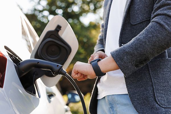 포토 JPG 해외이미지 손 손가락 자동차 한명 터치 에너지 시간 콘센트 역 확인 생태계 포트 엔진 잡종 충전 모터 베터리 생태학 요금 자동 전기자동차 충전기 터치스크린 해외202310 해외포토 1 교육 육상교통 교통시설 사람 신체부위 기계 파일형식