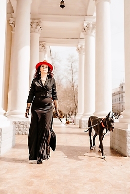 포토 JPG 해외이미지 전신 한마리 건축물 여자 반려견 한명 성인 야외 앞모습 걷기 산책 잡기 복도 대형견 목줄 성인여자한명만 그레이트덴 해외포토 1 건축 뷰포인트 모션 휴식 사람 반려동물 개 여자한명만 성인여자만 파일형식 반려용품