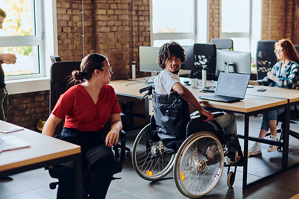 포토 JPG 해외이미지 전신 여자 남자 함께함 성인 옆모습 세명 노트북 사무실 마주보기 모니터 직장인 장애인 책상 동료 휠체어 성인만 해외202310 해외포토 직업 뷰포인트 가구 컨셉 비즈니스 관계 모션 사람 전자제품 컴퓨터 장애 파일형식