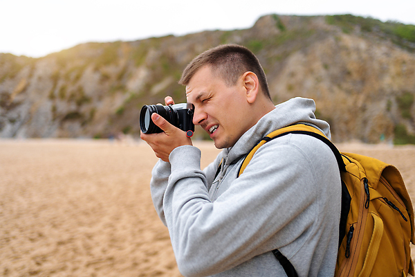 포토 JPG 해외이미지 백인 직업 라이프스타일 남자 바다 여행 배낭 자연 휴가 한명 사람 풍경 취미 야외 물 여름 여행객 카메라 디지털 사진촬영 장비 잡기 사진사 그림 백패커 해외202310 해외포토 자연요소 서양인 1 계절 가방 모션 생활 전자제품 촬영 작가 생태계 파일형식