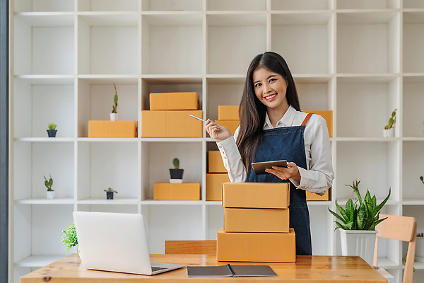 포토 JPG 해외이미지 행복 인터넷 회사 비즈니스 사업가 성공 주택 한명 동양인 노트북 쇼핑 컴퓨터 상자 사무실 세일 상점 디지털 업무 비즈니스우먼 상품 작음 상인 사이버 고객 상업 패키지 질서 소매 온라인 주소 주인 물류 짐싸기 판지 전자상거래 마케팅 매각 목록 프리랜서 해외202310 해외포토 직업 1 여자 감정 컨셉 사람 인종 건물 전자제품 예절 작업 직장인 크기 파일형식