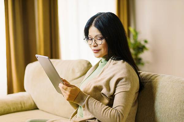 포토 JPG 해외이미지 라이프스타일 안경 여유 인터넷 통신 휴식 주택 한명 앉기 동양인 내부 가로 쇼핑 알약 디지털 연결 집중 질서 온라인 예약 터치스크린 프리랜서 해외202310 해외포토 직업 1 잡화 감정 컨셉 모션 사람 인종 건물 생활 약 예절 파일형식