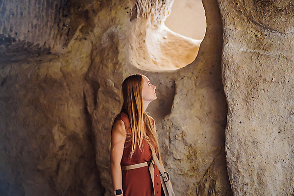 포토 JPG 해외이미지 여자 여행 한명 상반신 성인 옆모습 구멍 동굴 성인여자한명만 튀르키예 해외포토 1 아시아 뷰포인트 사람 여자한명만 성인여자만 파일형식