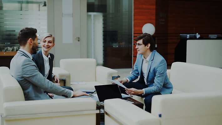 포토 JPG 해외이미지 직업 여자 남자 돈 비즈니스 탁자 성공 설계 실내 대화 협상 사람 앉기 정장 성인 내부 세명 금융 소파 사무실 거래 성장 업무 비즈니스맨 비즈니스우먼 그룹 센터 토론 동료 보고서 경영자 경영 예산 해외202310 해외포토 옷 가구 컨셉 의자 관계 모션 말하기 경제 작업 직장인 재산 리더 파일형식