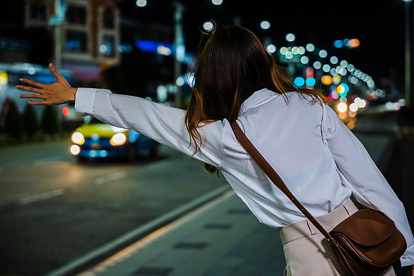 포토 JPG 해외이미지 라이프스타일 손 여자 도로 얼굴 물결 여행 비즈니스 교통시설 자동차 태국 거리 한명 서기 사람 동양인 손짓 야외 건물 스마트폰 핸드폰 뷰티 걷기 외침 새벽 산책 도시 비즈니스우먼 기다림 도심 어플리케이션 야간 서비스 택시 기르기 해외202310 해외포토 자연요소 1 건축물 아시아 길 육상교통 교통 모션 승용차 휴식 인종 생활 신체부위 전자제품 스마트기기 소리 직장인 시설 돌봄 파일형식