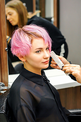 포토 JPG 해외이미지 여자 분홍색 짧은머리 상반신 성인 두명 반사 머리카락 거울 머리빗 미용실 미용사 머리손질 성인여자만 해외202310 해외포토 직업 헤어스타일 컬러 사람 뷰티 머리 미용용품 뷰티샵 여자만 성인만 파일형식