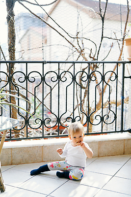 포토 JPG 해외이미지 주간 나무 식물 백인 1 어린이 바지 가족 자연 탁자 주택 한명 앉기 야외 건물 초록색 햇빛 뷰티 쿠키 귀여움 성장 발코니 흰색 아기 냄비 작음 블라우스 원예 내추럴 걸음마 뒤뜰 천진난만 혼자 해외202310 해외포토 자연요소 서양인 건축물 컬러 가구 컨셉 상의 관계 모션 하의 디저트 사람 취미 태양 솥 크기 생태계 파일형식