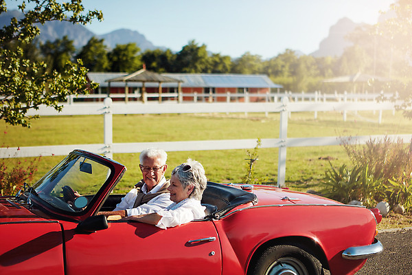 포토 JPG 해외이미지 여자 노년 남자 상반신 야외 두명 건물 옆모습 울타리 햇빛 노부부 드라이브 오픈카 노인만 해외202310 해외포토 건축물 부부 뷰포인트 승용차 사람 성인 담장 태양 운전 성인만 파일형식