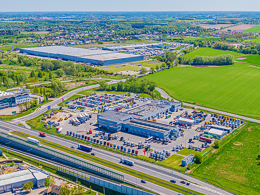 포토 JPG 해외이미지 공원 산업 도로 비즈니스 교통시설 자동차 안테나 사람없음 건물 트럭 화물 도시 센터 상품 정상 주식 컨테이너 창고 무역 상업 머리위 지역 트랙터 수납 짐차 무거움 트레일러 물류 슈퍼마켓 항공촬영 드론 분배 수입 터미널 해외202310 해외포토 건축물 공공시설 길 육상교통 뷰포인트 교통 통신 금융 상점 운송업 무게 농기계 시설 특수차량 파일형식