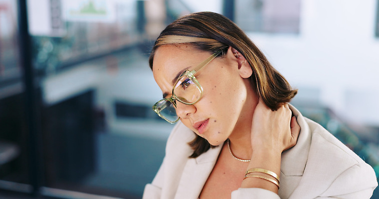 포토 JPG 해외이미지 백인 여자 스트레스 한명 상반신 성인 옆모습 사무실 업무 비즈니스우먼 뒷목 목통증 성인여자한명만 안경낌 해외202310 해외포토 서양인 1 안경 뷰포인트 비즈니스 사람 고통 작업 직장인 목 여자한명만 성인여자만 파일형식