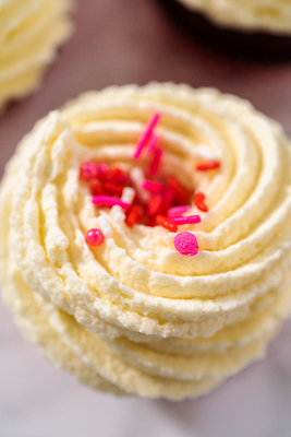 포토 JPG 해외이미지 종이 음식 휴가 디저트 발렌타인데이 사탕 요리 사람없음 과자 케이크 얼음 낭만 달콤 컵케이크 굽기 뿌리기 크림 준비 만들기 레시피 페스츄리 프로스팅 해외202310 해외포토 자연요소 빵 컨셉 모션 데이이벤트 맛 구이 제빵 파일형식