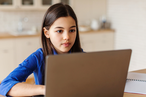 포토 JPG 해외이미지 여자 어린이교육 행복 청소년 수업 한명 상반신 옆모습 10대 노트북 학습 공책 강의 온라인 온라인강의 홈스쿨 홈스쿨링 십대여자한명만 해외202310 해외포토 1 교육 감정 뷰포인트 문구용품 사람 전자제품 여자한명만 십대여자만 파일형식 언택트