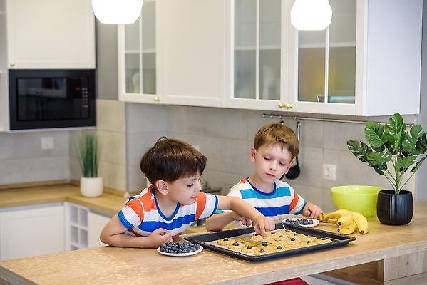 포토 JPG 해외이미지 백인 라이프스타일 행복 어린이 음식 크리스마스 2 가족 탁자 디저트 주택 함께함 요리 사람 소년 두명 뷰티 파티 쿠키 케이크 주방 요리사 앞치마 빵집 할로윈 아기 달콤 굽기 준비 반죽 만들기 밀가루 걸음마 남동생 제빵사 페스츄리 해외202310 해외포토 서양인 직업 기념일 남자 감정 빵 가구 컨셉 관계 모션 이벤트 건물 생활 상점 맛 가루 구이 동생 파일형식
