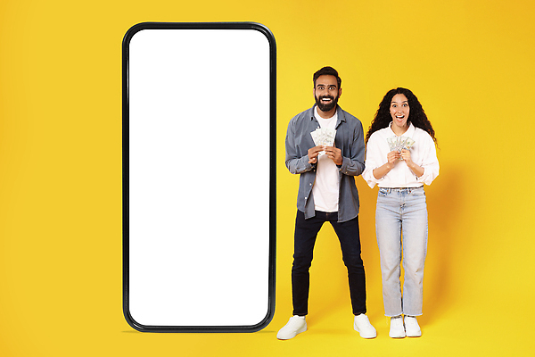 포토 JPG 해외이미지 전신 여자 남자 백그라운드 지폐 서기 들기 성인 두명 스마트폰 노란색 스크린 목업 성인만 카피스페이스 해외포토 컬러 돈 모션 사람 핸드폰 스마트기기 공백 파일형식