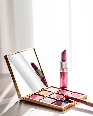 포토 JPG 해외이미지 백그라운드 사람없음 세트 뷰티 거울 립스틱 화려 대리석 아이섀도 메이크업브러쉬 해외202310 해외포토 컨셉 재료 화장품 붓 파일형식