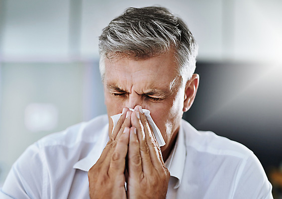 포토 JPG 해외이미지 남자 중년 한명 상반신 빛 눈감음 비즈니스맨 찡그림 화장지 코감기 중년남자한명만 코풀기 해외202310 해외포토 1 비즈니스 모션 표정 사람 성인 직장인 감기_질병 남자한명만 중년남자만 파일형식