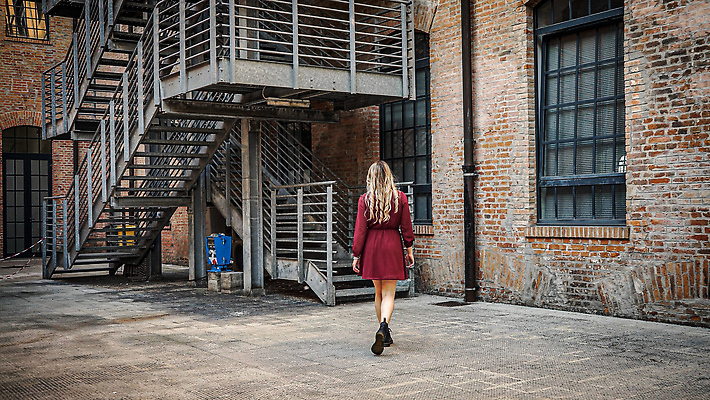 포토 JPG 해외이미지 모델 응시 드레스 여자 감정 벽 신체 벽돌 거리 한명 사람 성인 야외 빨간색 금발 뷰티 유행 걷기 계단 산책 표현 도시 파마 질감 좁은 타운 느림 되감기 스타일 해외202310 해외포토 1 헤어스타일 시선 옷 컬러 모션 휴식 파일형식