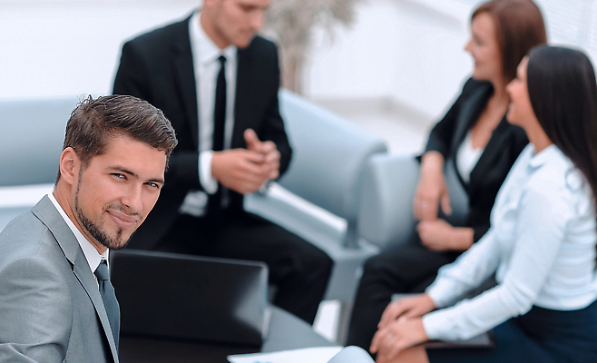 포토 JPG 해외이미지 백인 직업 응시 남자 얼굴 백그라운드 회사 비즈니스 사업가 성공 노동자 서기 미소 사람 정장 성인 세명 사무실 카메라 흰색 업무 비즈니스맨 자신감 종업원 동료 직원 경영자 경영 정중 해외202310 해외포토 서양인 시선 옷 감정 컬러 컨셉 관계 모션 표정 신체부위 전자제품 작업 직장인 리더 파일형식