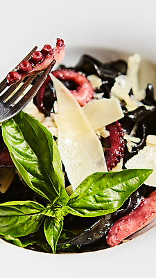 포토 JPG 해외이미지 접시 음식 바다 컬러 백그라운드 포크 다이어트 재료 부분 탁자 잉크 파스타 건강 스파게티 사탕 요리 미술 사람없음 목재 빨간색 식당 검은색 저녁식사 어둠 이탈리아 직물 떨어짐 밀 허브 해산물 향신료 오징어 국수 문어 후추 섬유 채식주의자 탄수화물 맛있는 페스토 해외202310 해외포토 나무 식물 식기 유럽 가구 컨셉 문화예술 디저트 곡류 연체동물 서양음식 상점 식사 수중동물 면류 소스_음식 채식 향미료 파일형식