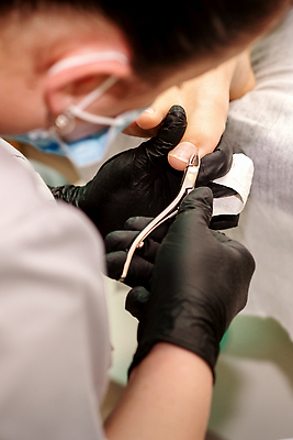 포토 JPG 해외이미지 여자 장갑 발 마스크 한명 성인 신체부위 잡기 네일샵 발관리 발톱관리 발톱손질 페디큐어 성인여자한명만 해외202310 해외포토 1 잡화 모션 사람 뷰티 상점 미용 여자한명만 성인여자만 파일형식