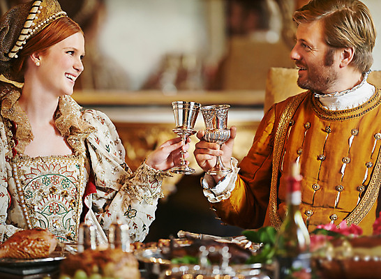 포토 JPG 해외이미지 부부 여자 남자 실내 상반신 성인 두명 마주보기 식사 궁전 고급 건배 귀족 르네상스 성인만 해외202310 해외포토 커플 컨셉 고건축 모션 사람 내부 파일형식