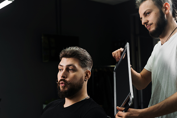 포토 JPG 해외이미지 남자 얼굴 비즈니스 수염 실내 관리 사람 두명 뷰티 상점 검은색 미용사 이발 자르기 고객 콧수염 면도 손질 면도기 이발소 다듬기 옛날 이발사 스타일 힙스터 해외202310 해외포토 직업 패션 컬러 모션 내부 신체부위 위생용품 뷰티샵 파일형식