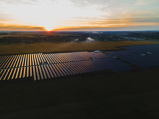 포토 JPG 해외이미지 식물 산업 백그라운드 밭 자연 미래 안테나 풍경 사람없음 야외 초록색 파란색 빛 햇빛 태양 농장 환경 힘 일몰 재활용 에너지 판넬 역 에코 태양에너지 시스템 세대 유지 패널 내추럴 항공촬영 혁명 드론 생태학 해외202310 해외포토 자연요소 교육 뷰포인트 컬러 컨셉 농업 통신 교통시설 노을 그린에너지 친환경 생태계 파일형식