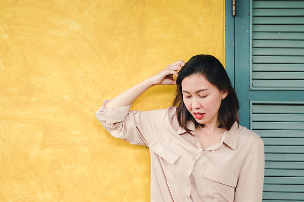 포토 JPG 해외이미지 백인 모델 1 라이프스타일 응시 드레스 여자 행복 커피 벽 포즈 백그라운드 창문 거리 주택 한명 서기 미소 사람 성인 야외 빨간색 파란색 빛 뷰티 유행 검은색 기댐 방 흰색 도시 우아함 반대 스타일 해외202310 해외포토 서양인 시선 옷 감정 음료 컬러 컨셉 모션 표정 건물 생활 파일형식