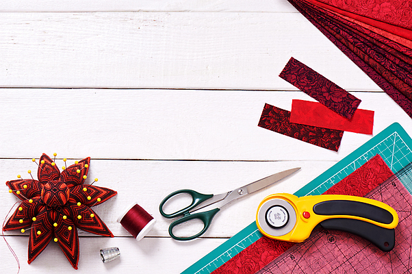 포토 JPG 해외이미지 모양 조각 백그라운드 패턴 장신구 자 취미 사람없음 장비 매트 흰색 도구 공구 직물 면 바늘 칼날 실 바느질 자르기 천 질감 회전 땀 마름모 골무 커터 퀼트 핸드메이드 해외202310 해외포토 도형 컬러 무늬 모션 문구용품 파일형식