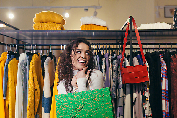 포토 JPG 해외이미지 여자 실내 한명 들기 상반신 성인 앞모습 쇼핑 쇼핑백 핸드백 구매 옷걸이 옷가게 성인여자한명만 해외202310 해외포토 1 옷 뷰포인트 가방 모션 사람 내부 상점 여자한명만 성인여자만 파일형식