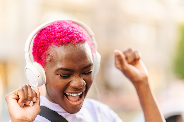 포토 JPG 해외이미지 헤어스타일 웰빙 여자 행복 음악 이어폰 흑인 청소년 모바일 한명 서기 미소 웃음 사람 인종 스마트폰 유행 검은색 헤드폰 활발 기쁨 듣기 춤 닫기 시원함 무선전화기 전화기 보케 고립 스타일 접근 해외202310 해외포토 서양인 1 감정 컬러 음향기기 컨셉 모션 문화예술 표정 핸드폰 스마트기기 파일형식