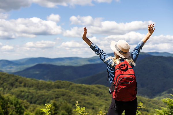 포토 JPG 해외이미지 여자 행복 여행 배낭 하늘 휴가 한명 상반신 성인 야외 뒷모습 만세 하이킹 풀잎 백패커 하이커 성인여자한명만 해외202310 해외포토 1 감정 뷰포인트 잎 가방 모션 레저 사람 풀_식물 여자한명만 성인여자만 파일형식