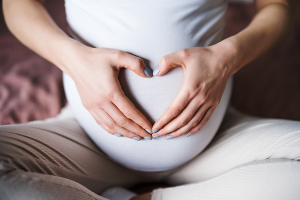 포토 JPG 해외이미지 모양 백인 손 여자 감정 어린이 신체 가족 엄마 실내 사랑 한명 사람 앉기 손짓 성인 신체부위 임산부 임신 기쁨 침대 아기 닫기 예측 준비 복부 카피스페이스 해외202310 해외포토 서양인 1 가구 컨셉 관계 모션 내부 공백 파일형식
