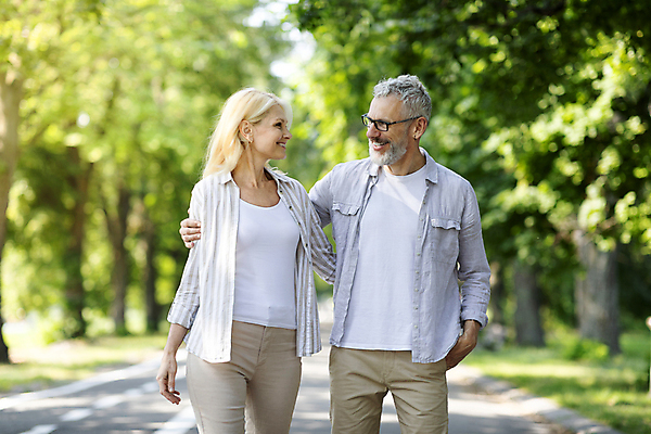 포토 JPG 해외이미지 주간 백인 공원 여자 노년 남자 데이트 안기 상반신 야외 두명 앞모습 마주보기 걷기 노부부 화목 다정 산책 주머니손 노인만 해외202310 해외포토 자연요소 서양인 부부 공공시설 뷰포인트 컨셉 모션 휴식 사람 성인 성인만 파일형식