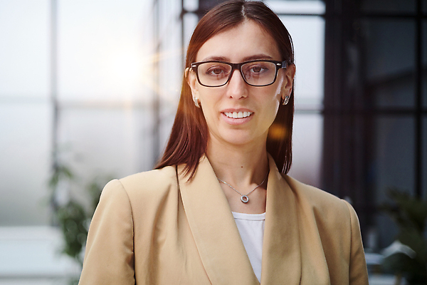 포토 JPG 해외이미지 백인 직업 응시 여자 행복 안경 얼굴 비즈니스 CEO 사업가 청소년 성공 직장 실내 한명 서기 미소 사람 정장 성인 앞모습 가로 사무실 유행 업무 비즈니스우먼 자신감 결심 종업원 미녀 경영자 예복 경영 염원 혼자 카피스페이스 해외202310 해외포토 서양인 1 시선 잡화 옷 감정 뷰포인트 컨셉 회사 모션 표정 내부 신체부위 공백 작업 직장인 미인 리더 파일형식